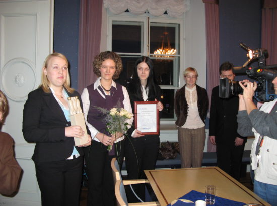 Riigikogu aseesimehele Ene Ergmale anti üle 2006. aasta kõige lapsesõbralikuma ühiskonnategelase diplom